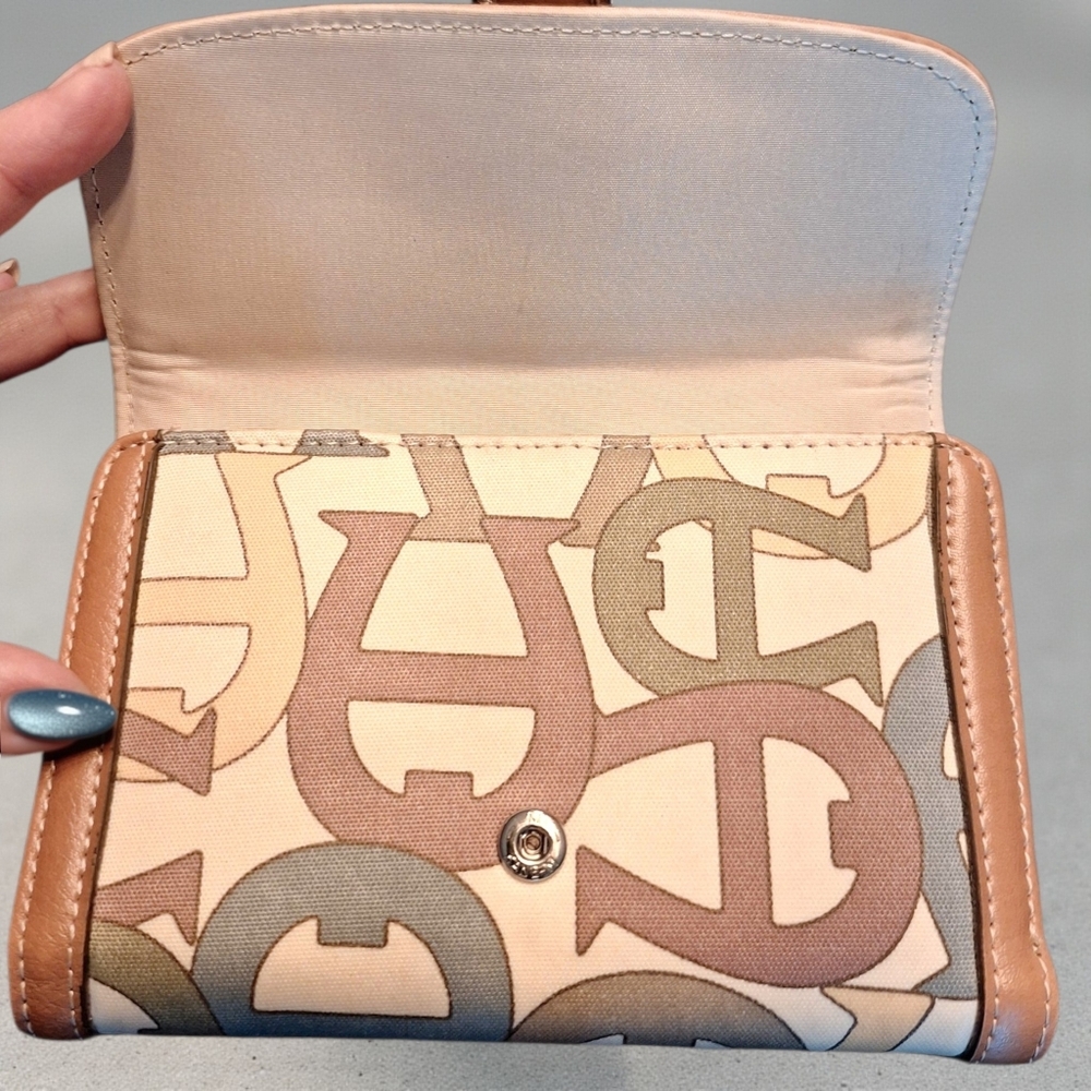 Etienner Agner Trifold Walleyt W/Brands Iconic "A" Logo On Beige Jaguard Mat - Picture 5 of 9